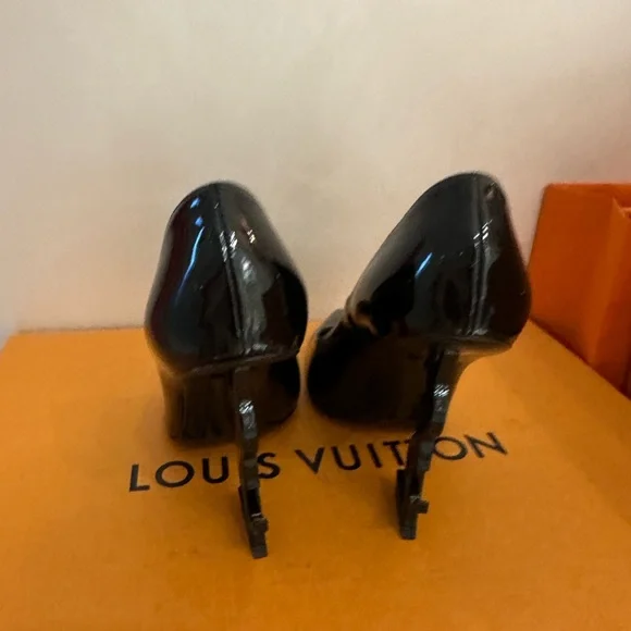 Yves Saint Laurent Black Heels with Unique Logo Heel - Picture 4 of 7